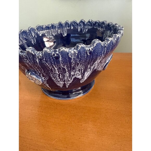 Signed Studio pottery Bowl With Drip Glaze & Textured Edge - Blue & White - Picture 5 of 9